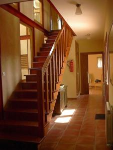 un couloir avec un escalier en bois dans une maison dans l'établissement CASA RURAL. COVARACINO OJO GUAREÑA, 