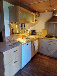 Η κουζίνα ή μικρή κουζίνα στο La maison au cœur de la forêt