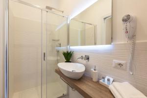 Koupelna v ubytování 52 Vespasiano Vatican Suites + 10 fotografií