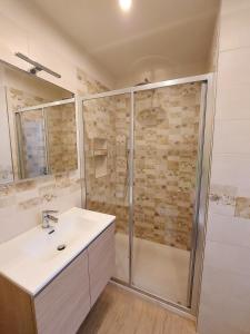 La salle de bains est pourvue d'une douche et d'un lavabo. dans l'établissement La Casa sulle Mura - Montecarlo - A 15 km da Lucca, à Montecarlo
