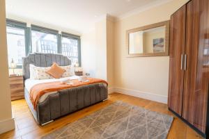 a bedroom with a bed and a large window at Vibrant Old City 2BR Apartment - Full Kitchen WiFi in Bristol