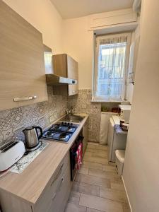 ミラノにあるJOY HOUSE -CENTRAL City Near METRO ARCO DELLA PACE BRERA-entire apartment Perfect for Work & Play, nightlife with AC & Fast WiFi Welcome to the cool JOY HOUSE!の小さなキッチン(コンロ、シンク付)