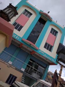 ein blau-weißes Gebäude mit rosa Fenstern in der Unterkunft Hotel President inn Raxaul in Raxaul