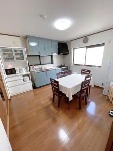 een keuken met een tafel en stoelen in een kamer bij WestHouse B 花园町店 in Osaka