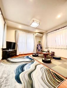 una sala de estar con una alfombra grande en el suelo en 吉吉の家, en Tokio