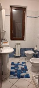 La salle de bains est pourvue d'un lavabo, de toilettes et d'un tapis. dans l'établissement al 4e, à Montopoli in Val dʼArno