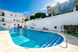 una piscina frente a un edificio en Spacy stylish Aloha townhouse, en Marbella