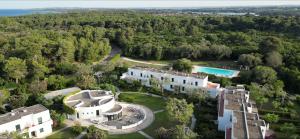 una vista aérea de una mansión con piscina en Residence Altair - Serra Degli Alimini 3, en Otranto