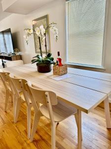 Gambar di galeri bagi Stylish Evergreen Apartment By Newark Airport di Newark