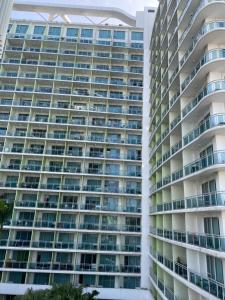 un alto condominio con balconi e appartamenti di Azure City 2 bedrooms affordable price a Manila