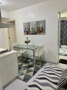 una sala da pranzo con tavolo in vetro e sedie di Azure City 2 bedrooms affordable price a Manila