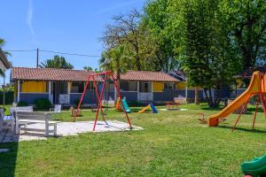 un parque con parque infantil con tobogán en Villaggio Cilento Azzurro, en Villammare