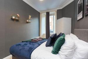 מיטה או מיטות בחדר ב-Boutique and Beautiful Edinburgh Abode