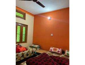 Tempat tidur dalam kamar di Hotel Vijaya, Dhar Gaon, Phata