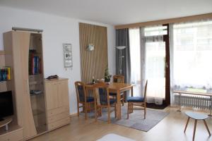 uma sala de estar com uma mesa de jantar e cadeiras em Appartement 21 em Sankt Martin bei Lofer