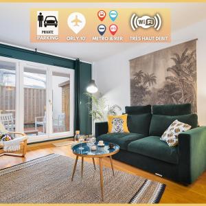 ein Wohnzimmer mit einem grünen Sofa und einem Tisch in der Unterkunft T3 - PARIS 10' Confort & Modern - Terrasse - Parking - WIFI in Gentilly