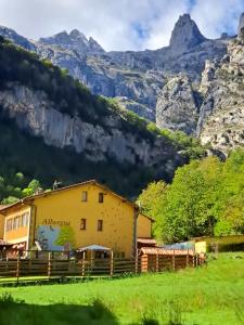 Gallery image of Albergue de Caín "El Diablo de la peña" in Caín