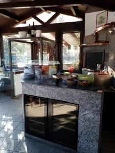 kuchnia z blatem z jedzeniem w obiekcie Casa Nunzia w mieście Domodossola