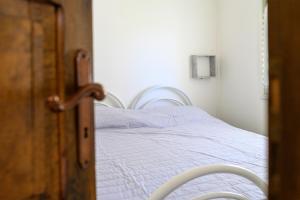 1 dormitorio con 1 cama con sábanas azules en Villaggio Cilento Azzurro, en Villammare