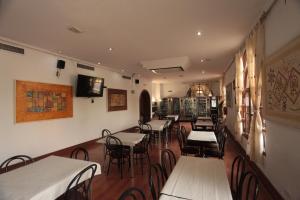 - un restaurant avec des tables et des chaises dans une salle dans l'établissement SunDos Feria Valencia, à Valence