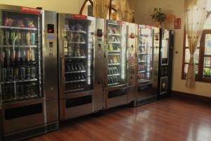4 Kühlschränke stehen in einem Zimmer bereit in der Unterkunft SunDos Feria Valencia in Valencia