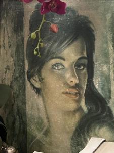 una pintura de una mujer con una flor en la cabeza en Maison Claire en Chester