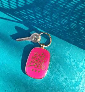 a pink key chain with the words love bella at La petite cabane de Georges à Saint Brévin l'Océan in Saint-Brevin-les-Pins