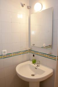A bathroom at Apartamento Torre de la Plata Még 21 kép