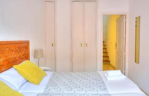 una camera con letto e cuscino giallo di Apartamento Torre de la Plata a Siviglia