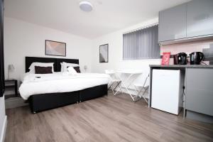 a bedroom with a large bed and a table at Smart TV | WiFi | Attractions in Cardiff