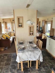 Η κουζίνα ή μικρή κουζίνα στο S265 3 bed caravan Golden Palm . Chapel St Leonards