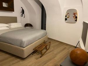 Vicolo Rosso 2 في دولشياكا: غرفة نوم بسرير وكرة سلة على الحائط