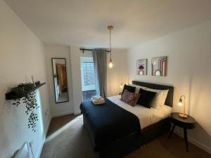 - une chambre avec un lit et une fenêtre dans l'établissement Quaysideone bedroom apartment in Cardiff Bay, à Cardiff