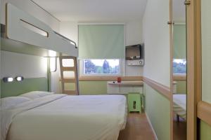 Postel nebo postele na pokoji v ubytování ibis budget Basel Pratteln