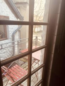 okno z krzesłem i widokiem na balkon w obiekcie LA MARIEFACTURE - Comme Si comme Fa w mieście Sarreguemines