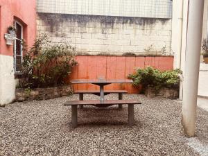 Hombourg-HautにあるLA MARIEFACTURE - Comme chez Théodoreの建物前に座るピクニックテーブル