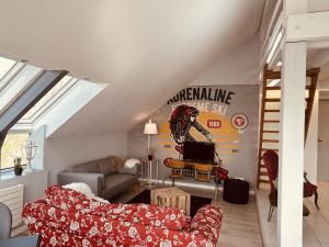een woonkamer met twee banken en een gitaar erin bij LA MARIEFACTURE - Comme à la Montagne in Faulquemont