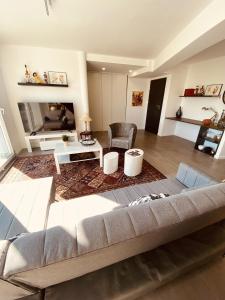ein Wohnzimmer mit einem Sofa und einem Kamin in der Unterkunft LA MARIEFACTURE - Comme à la Farandole in Farébersviller