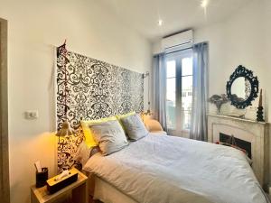 una camera con letto con testiera e camino di Casa Valfa à 200m du Palais, by Welcome to Cannes a Cannes
