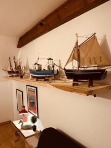 una habitación con varios modelos de botes en la pared en LA MARIEFACTURE - Comme un Bateau sur l'Eau, en Sarreguemines