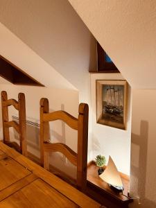 Una habitación con una escalera con una mesa y una foto en LA MARIEFACTURE - Comme un Bateau sur l'Eau, en Sarreguemines