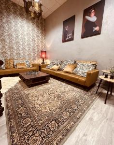salon z kanapą i dywanem w obiekcie LA MARIEFACTURE - Comme une Forteresse w mieście Neuf-Brisach