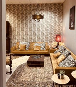 ein Wohnzimmer mit einem Sofa und einem Tisch in der Unterkunft LA MARIEFACTURE - Comme une Forteresse in Neuf-Brisach
