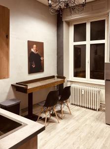 kuchnia ze stołem i zdjęciem mężczyzny na ścianie w obiekcie LA MARIEFACTURE - Comme une Forteresse w mieście Neuf-Brisach