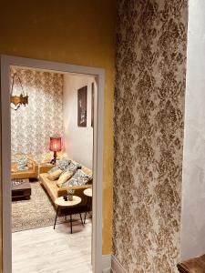 salon z kanapą i stołem w obiekcie LA MARIEFACTURE - Comme une Forteresse w mieście Neuf-Brisach