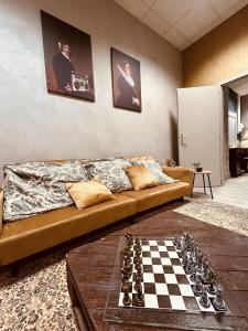 salon z kanapą i szachownicą w obiekcie LA MARIEFACTURE - Comme une Forteresse w mieście Neuf-Brisach +21 zdjęć