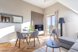 Televízia a/alebo spoločenská miestnosť v ubytovaní Green Park Resort D28- z dostępem do basenu, sauny, jacuzzi, siłowni