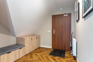 Televízia a/alebo spoločenská miestnosť v ubytovaní Green Park Resort D28- z dostępem do basenu, sauny, jacuzzi, siłowni