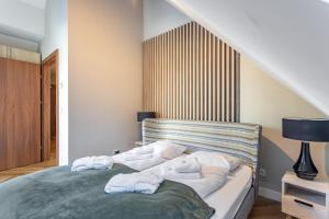 Posteľ alebo postele v izbe v ubytovaní Green Park Resort D28- z dostępem do basenu, sauny, jacuzzi, siłowni