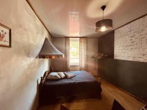 ein Schlafzimmer mit einem Bett in der Ecke eines Zimmers in der Unterkunft LA MARIEFACTURE - Comme à l'Ecole in Hombourg-Haut